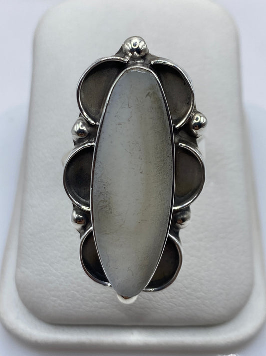 Anillo de plata ajustable con piedra central engastada en la banda frontal