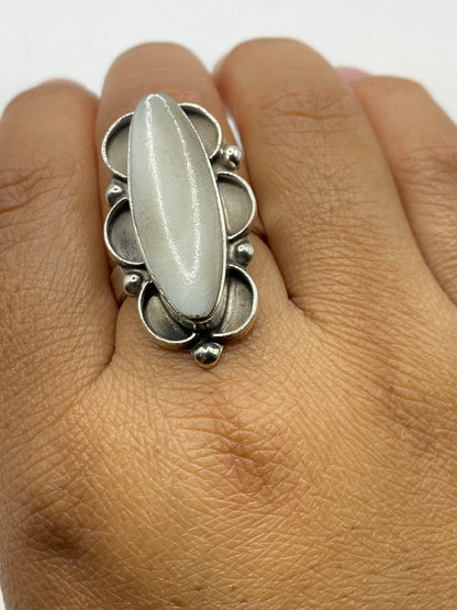 Anillo en la mano de una mujer luciendo la elegancia de la piedra central