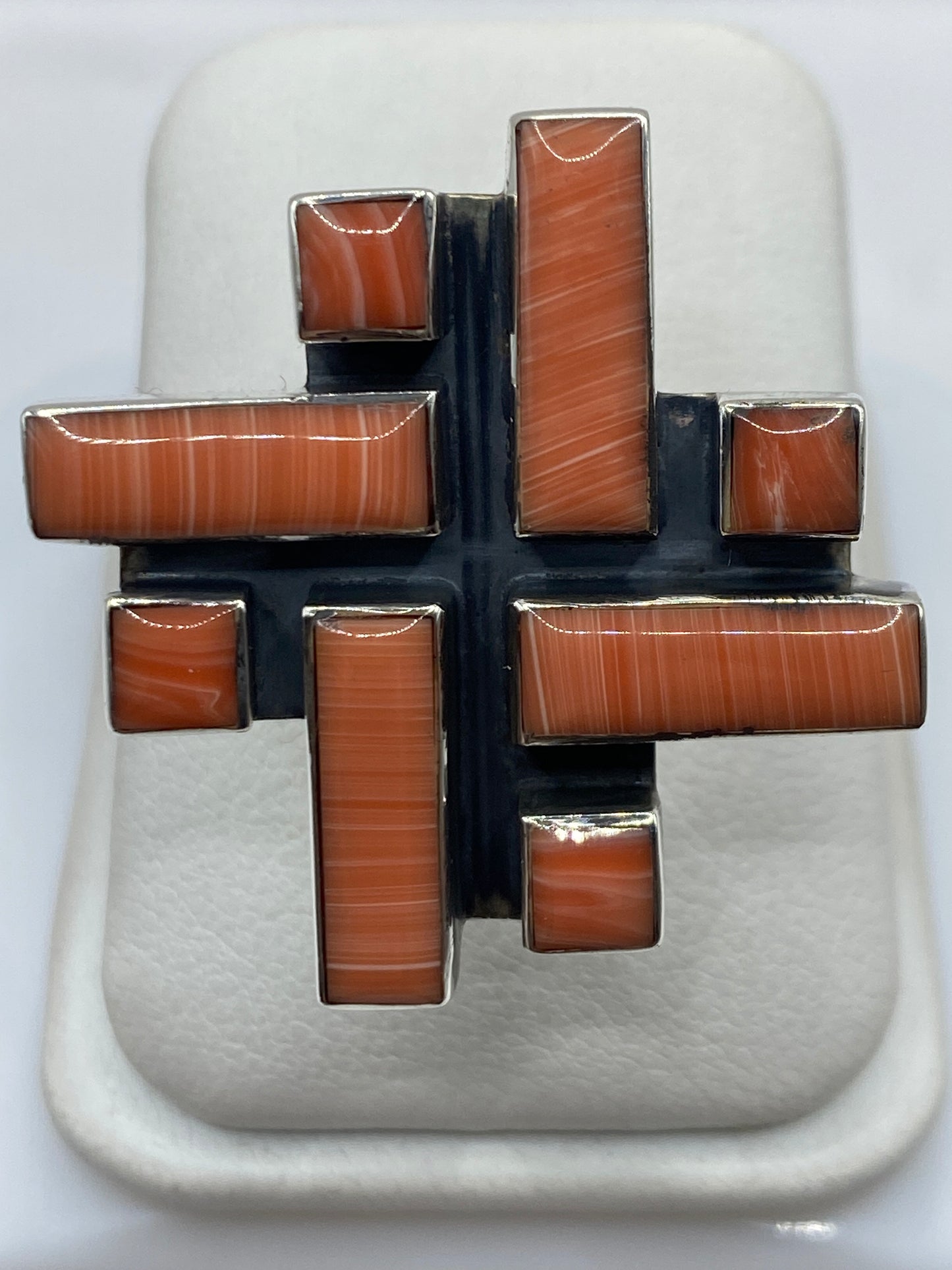 Anillo de plata .925 con bloques de piedra natural en arquitectura geométrica escalonada