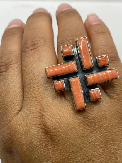 Anillo puesto en mano mostrando la presencia y peso del diseño geométrico
