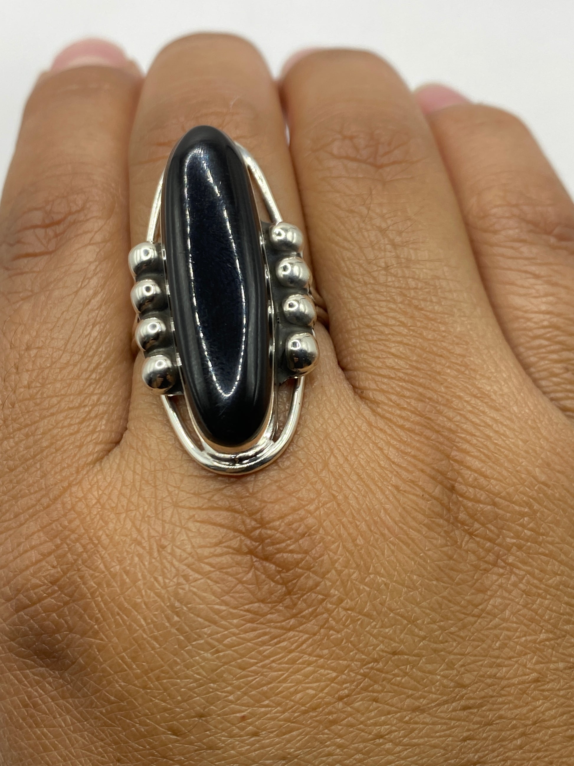 Detalle del sello .925 y la banda de plata del anillo ónix