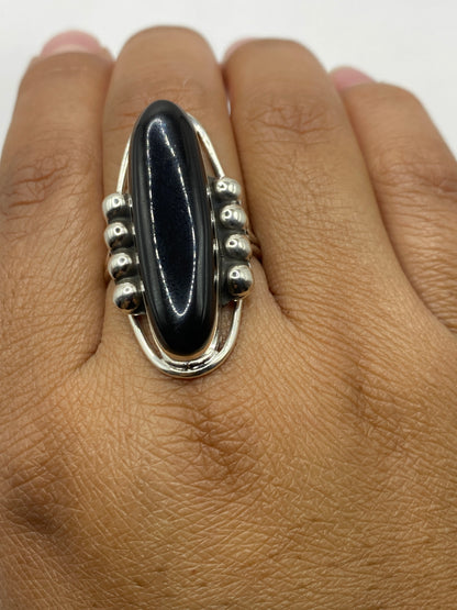 Detalle del sello .925 y la banda de plata del anillo ónix