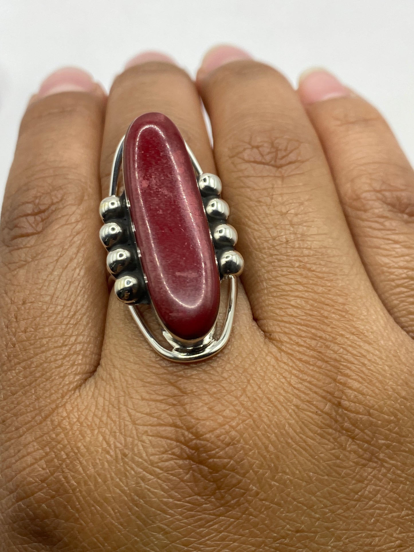 Sello .925 MEXICO en el interior del anillo de plata con coral