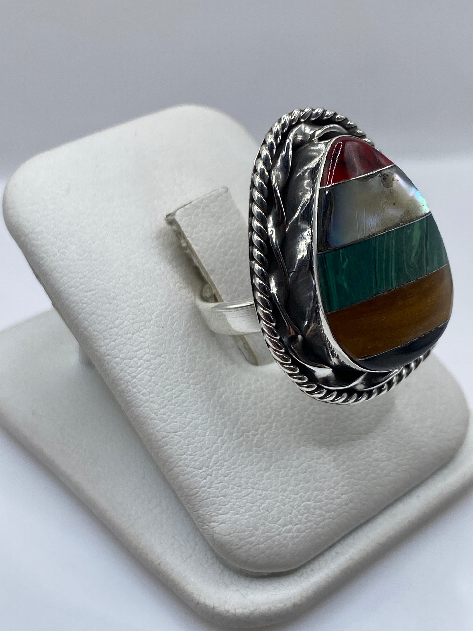 Vista lateral del anillo étnico con marco trenzado en plata .925
