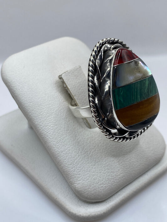 Vista lateral del anillo étnico con marco trenzado en plata .925