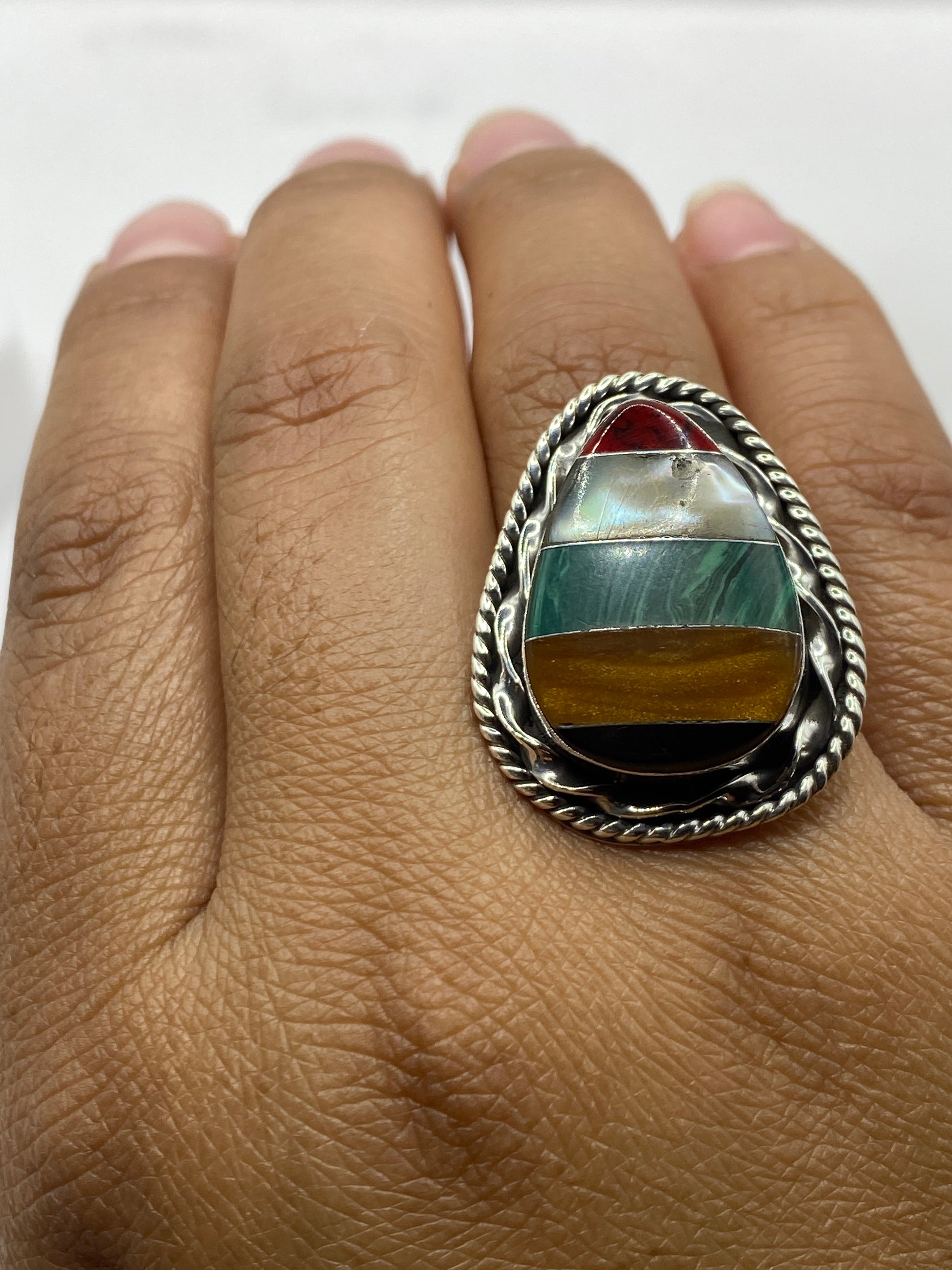 Anillo en la mano mostrando el ajuste y el pulido artesanal de Taxco