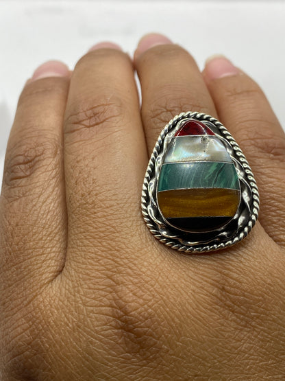 Anillo en la mano mostrando el ajuste y el pulido artesanal de Taxco