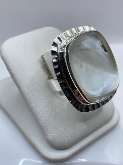 Vista lateral del anillo solitario ajustable en plata .925