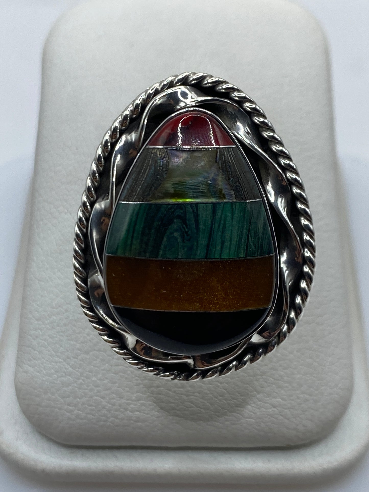 Anillo de plata con malaquita verde natural en estuche blanco