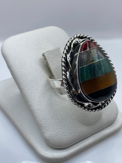 Vista lateral del anillo ajustable con marco retorcido en plata .925