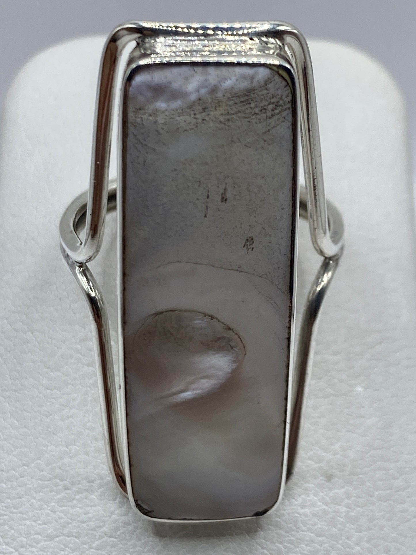 Anillo de plata con perla natural blanco crema en diseño solitario minimalista
