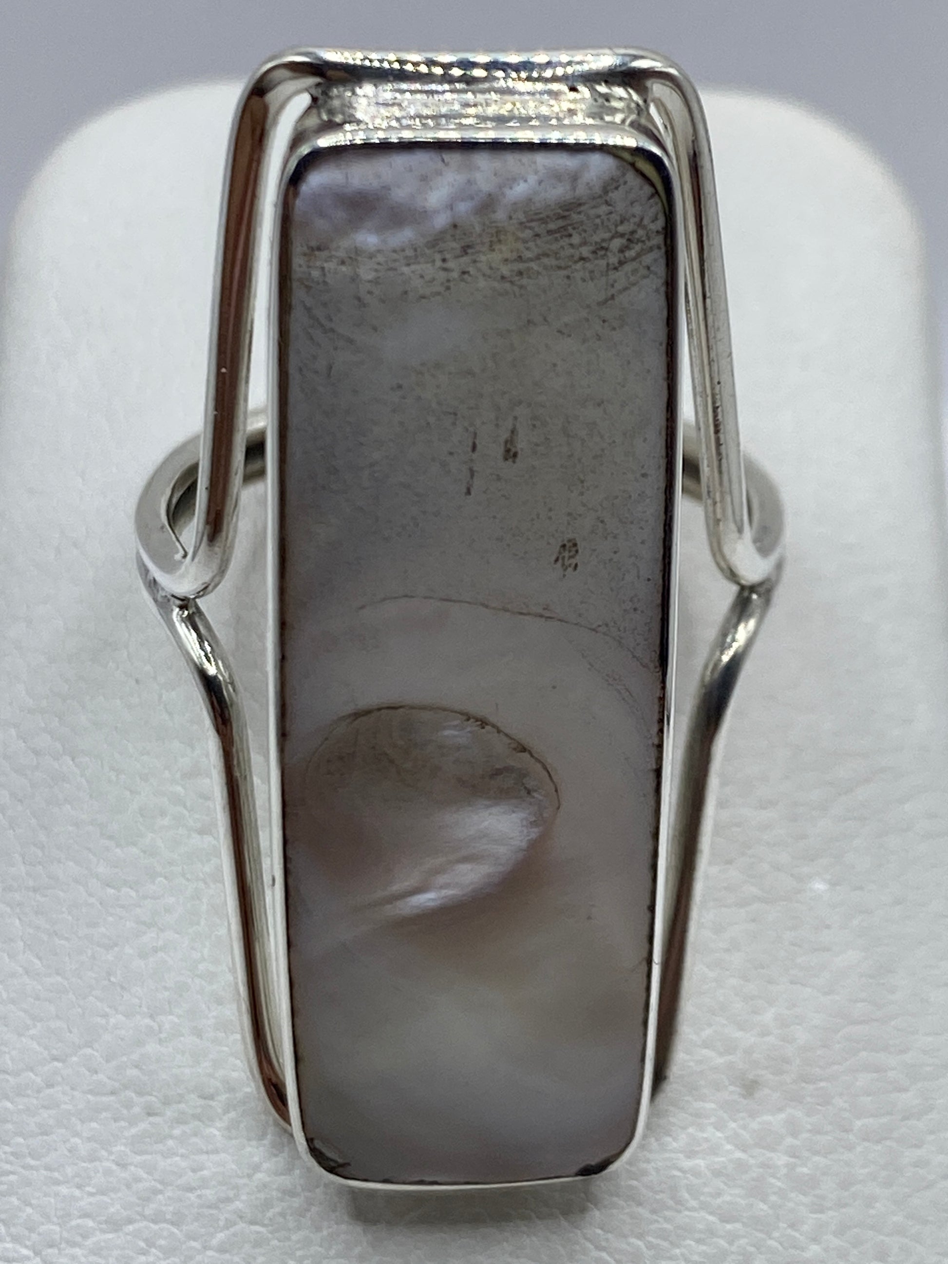 Anillo de plata con perla natural blanco crema en diseño solitario minimalista