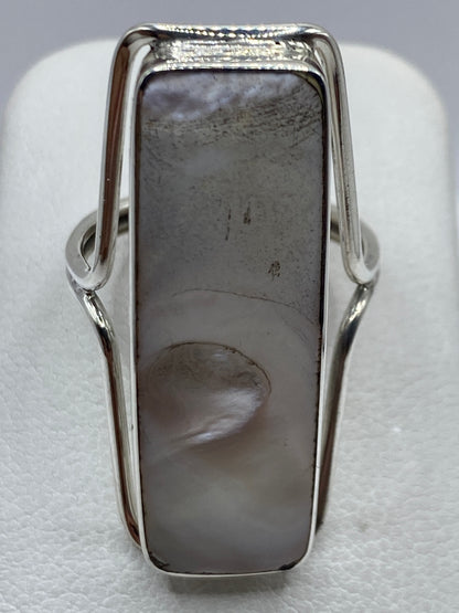 Anillo de plata con perla natural blanco crema en diseño solitario minimalista