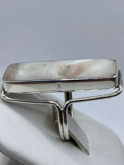 Vista frontal del anillo solitario mostrando la perla natural en marco rectangular de plata .925
