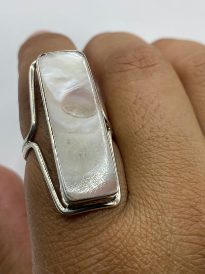 Anillo en la mano mostrando el sello 925 y la elegancia del diseño