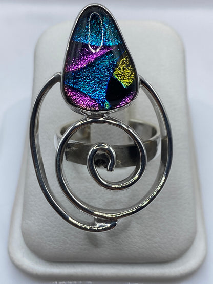 Anillo giratorio de plata .925 con piedras multicolor azul, magenta y dorado en la mano