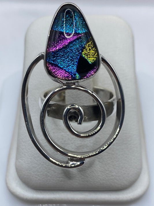 Anillo giratorio de plata .925 con piedras multicolor azul, magenta y dorado en la mano