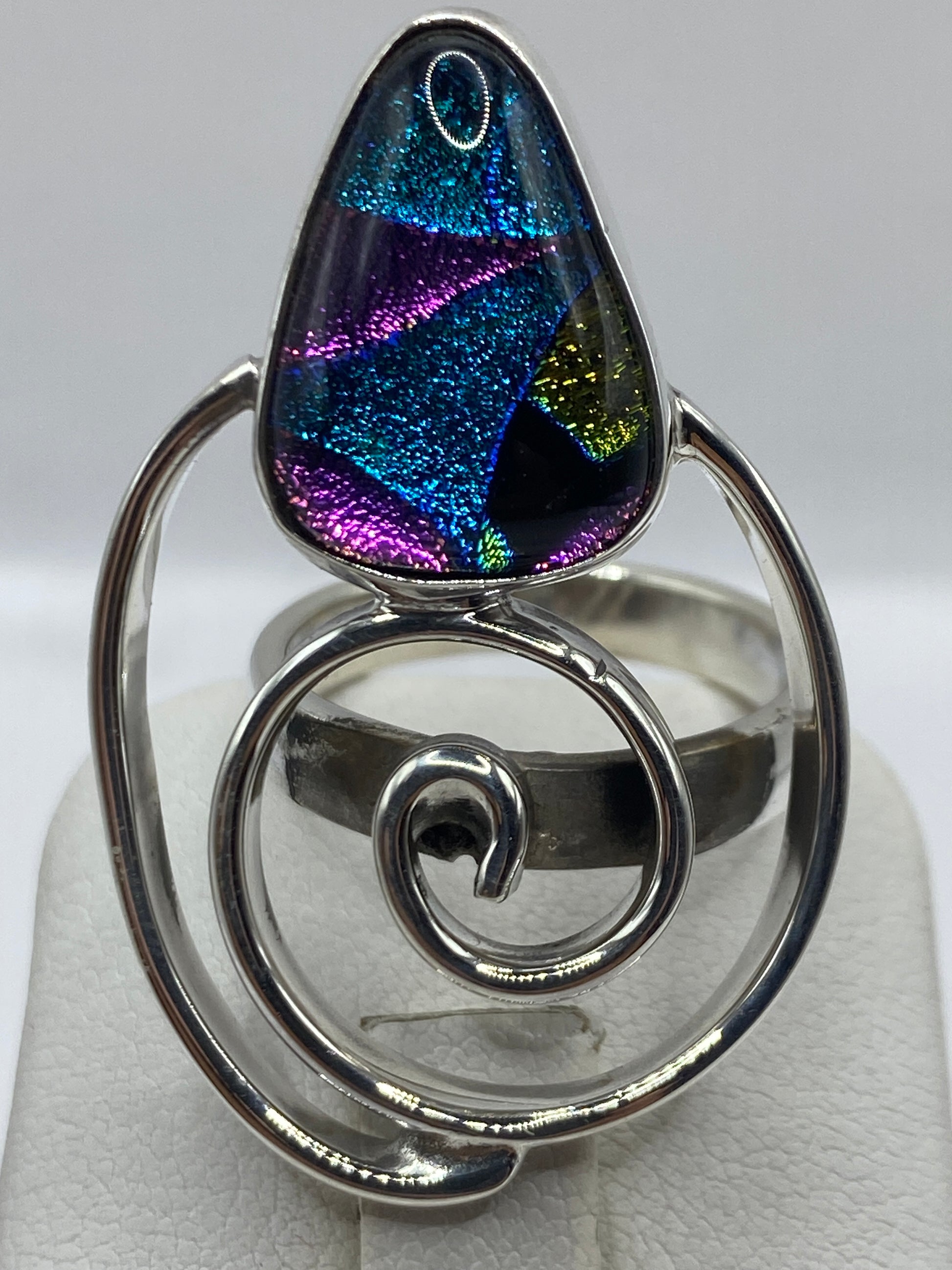 Lateral del anillo de plata con movimiento rotatorio y engaste de piedras multicolor