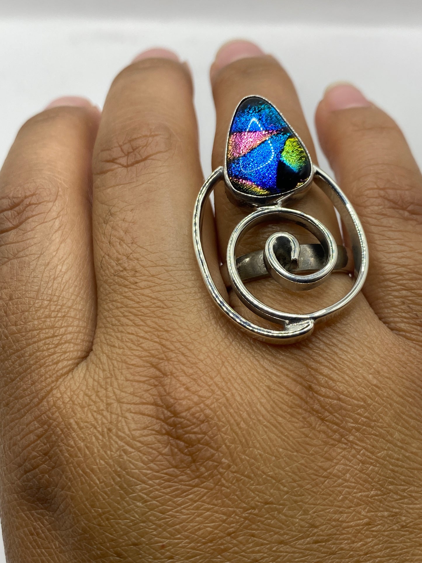 Anillo giratorio en báscula de peso mostrando los 12.3 gramos y el sello SKU