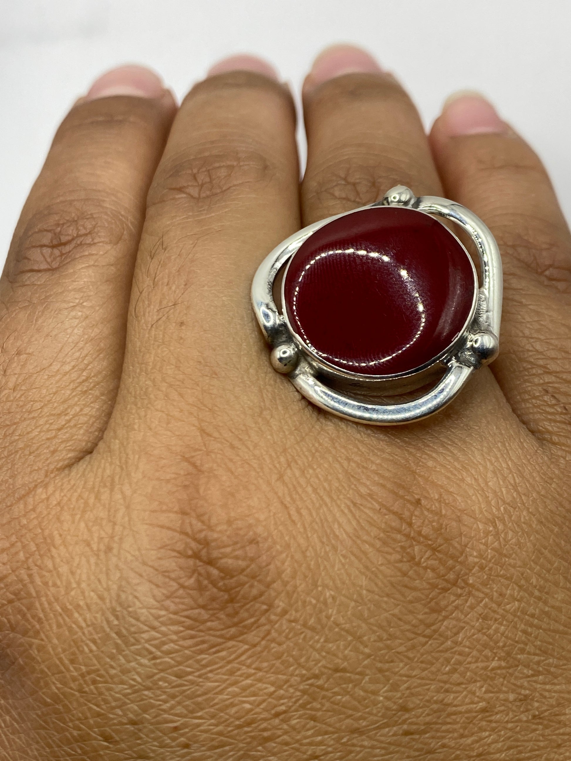 Anillo de coral sobre fondo blanco mostrando el sello 925 de plata