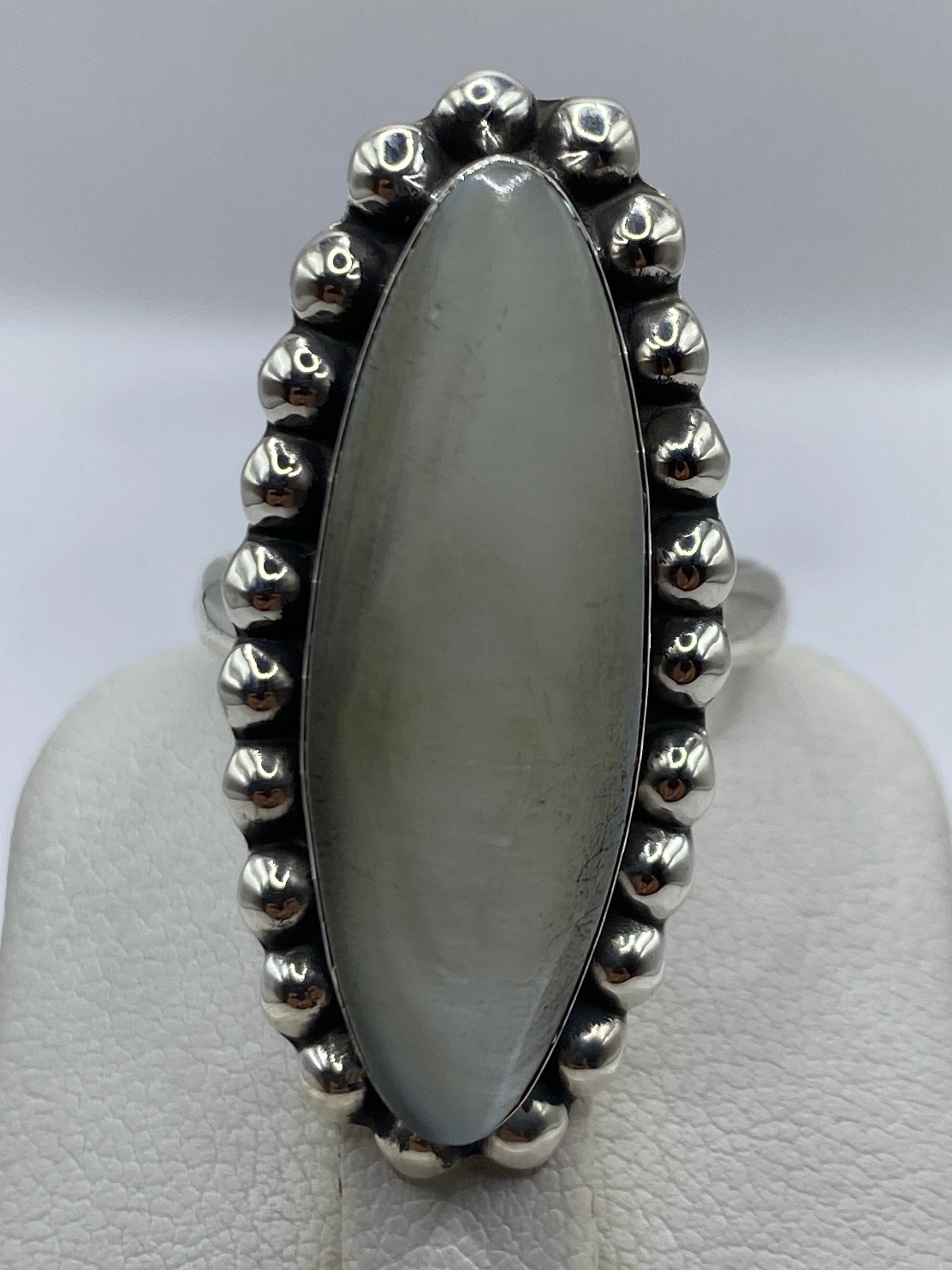Anillo ajustable con perla blanca cremosa rodeada de bolitas de plata artesanales