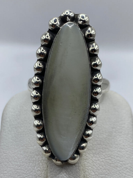 Anillo ajustable con perla blanca cremosa rodeada de bolitas de plata artesanales