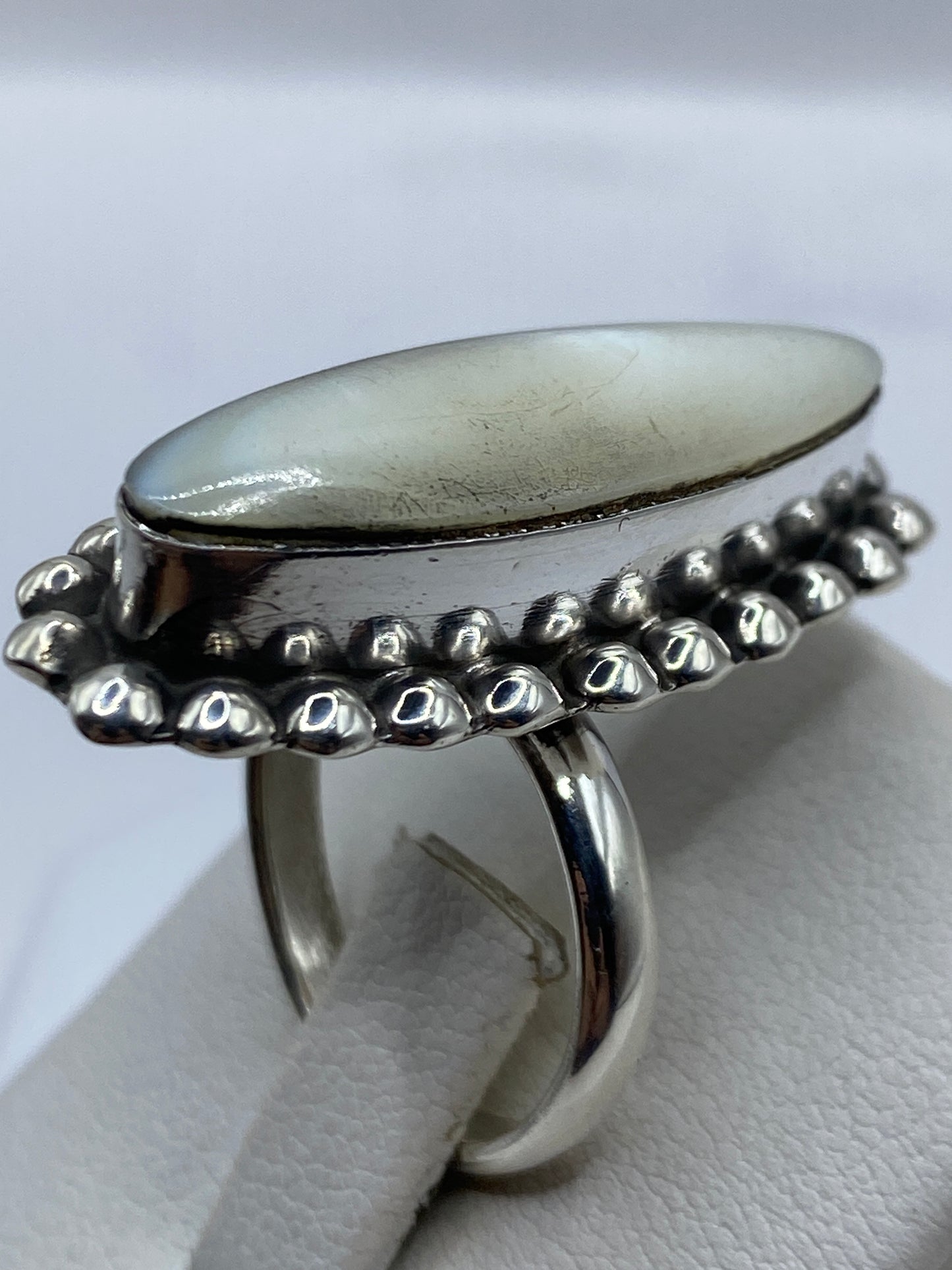 Diseño étnico del anillo en plata .925 visto desde arriba con la perla al centro