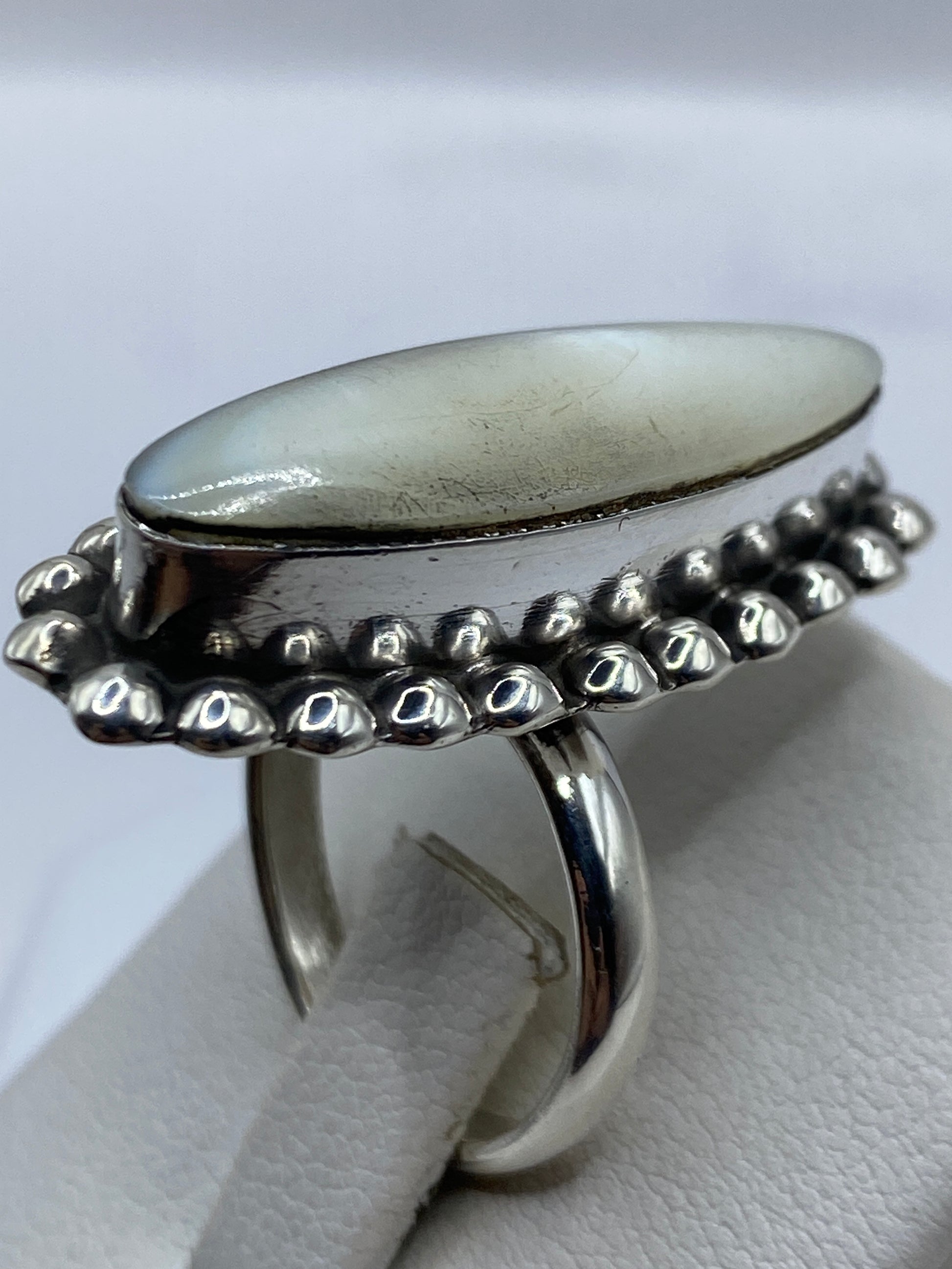 Diseño étnico del anillo en plata .925 visto desde arriba con la perla al centro
