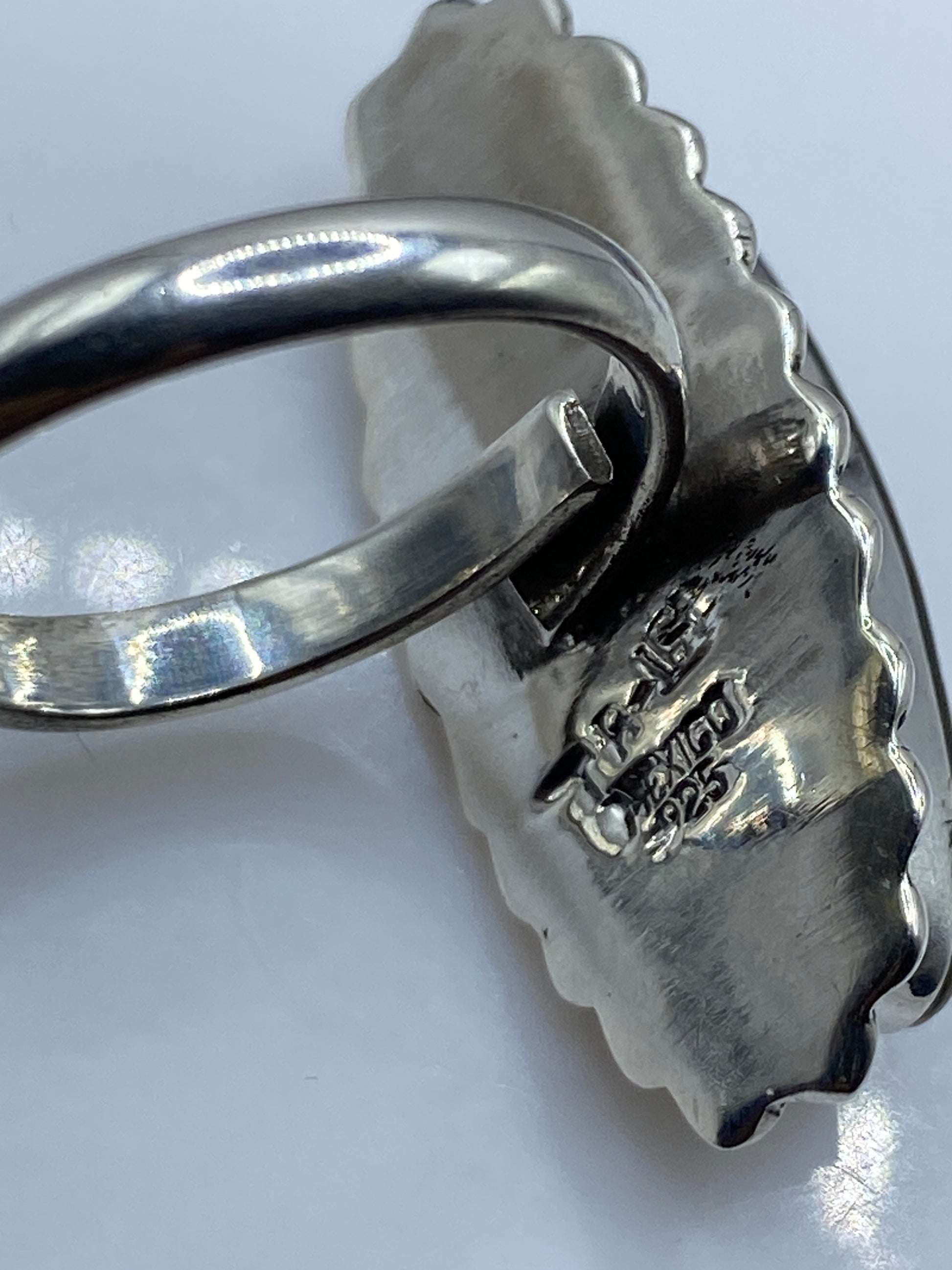 Anillo ajustable de plata en la mano mostrando el sello 925 MEXICO