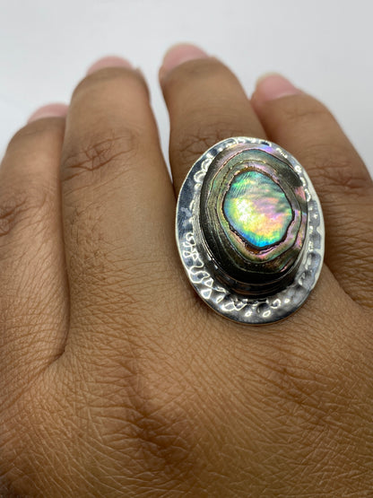Anillo de plata ajustable con sello .925 MEXICO en la base, pieza completa sobre fondo blanco