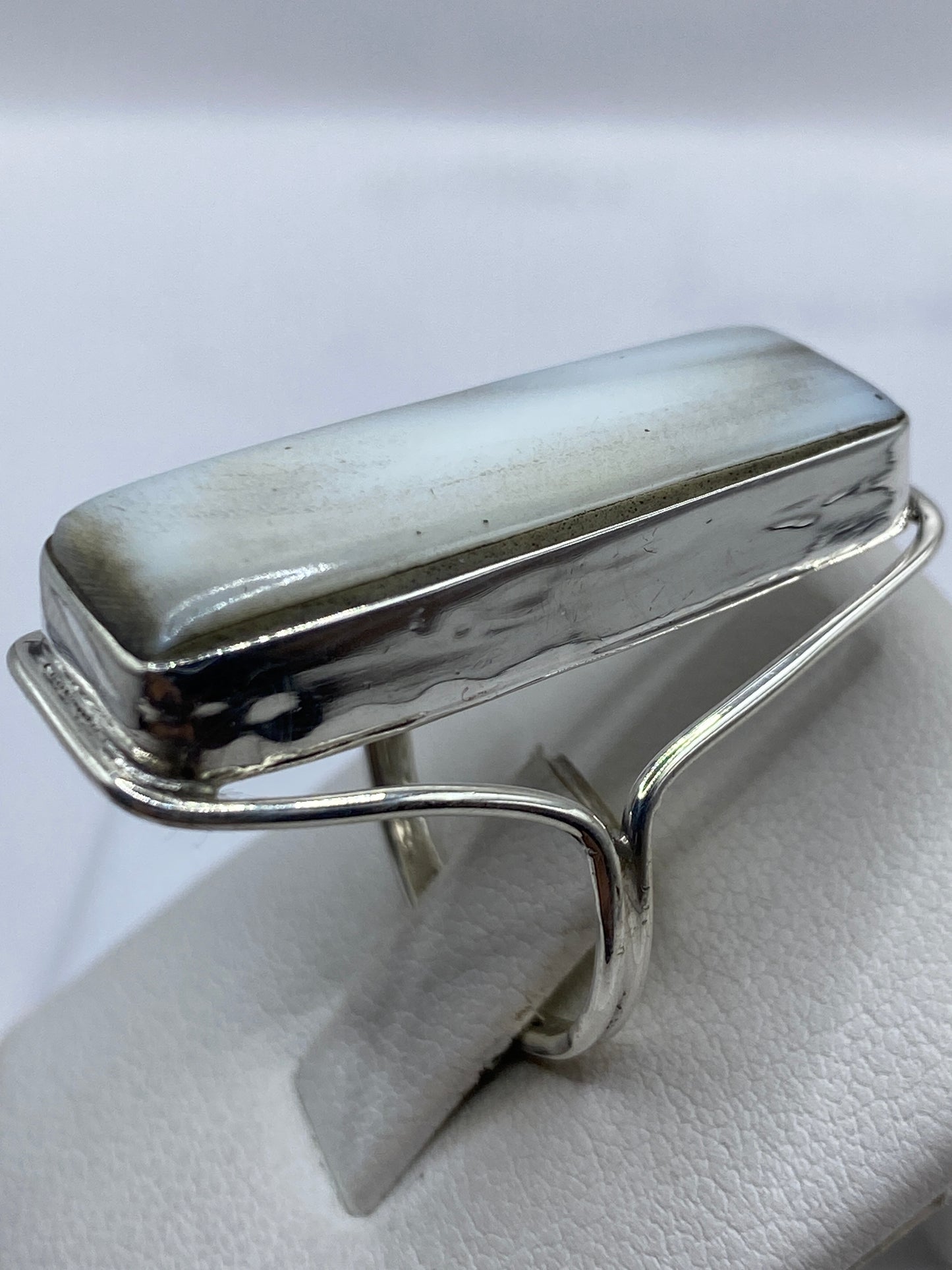 Detalle lateral del anillo solitario con sello .925 en plata de Taxco