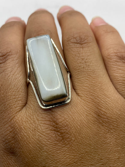 Anillo solitario sobre fondo blanco, mostrando el peso y presencia visual de la pieza