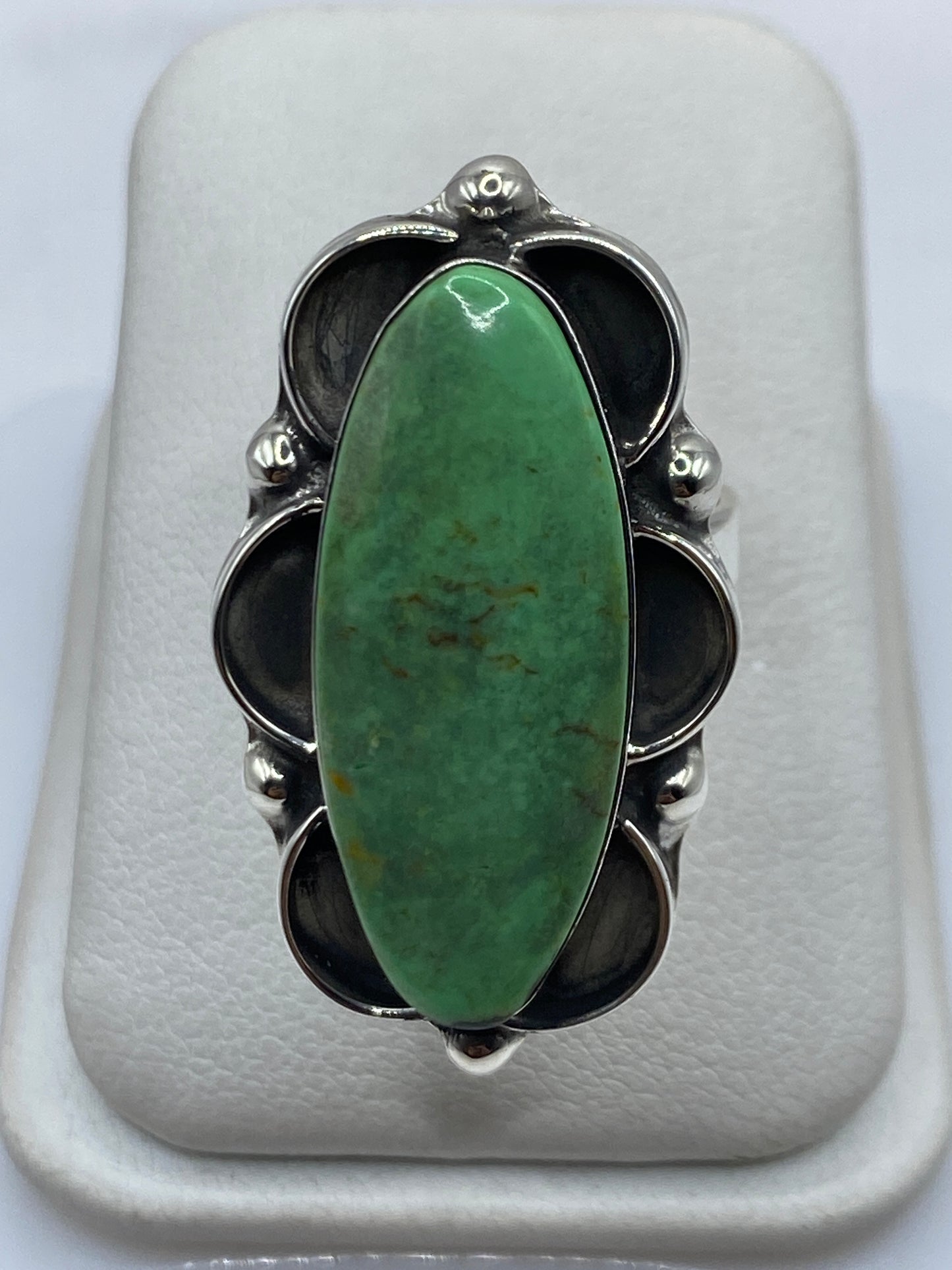 Anillo de plata con malaquita verde natural ajustable en la mano de una mujer