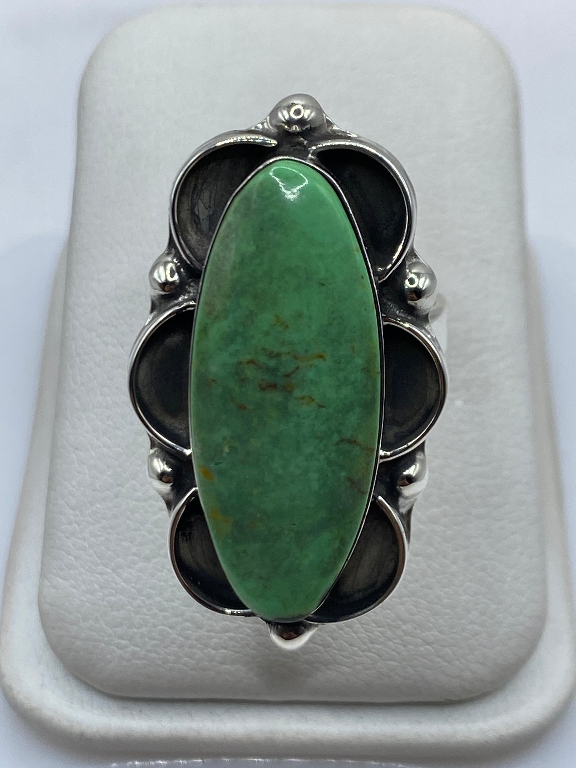 Anillo de plata con malaquita verde natural ajustable en la mano de una mujer