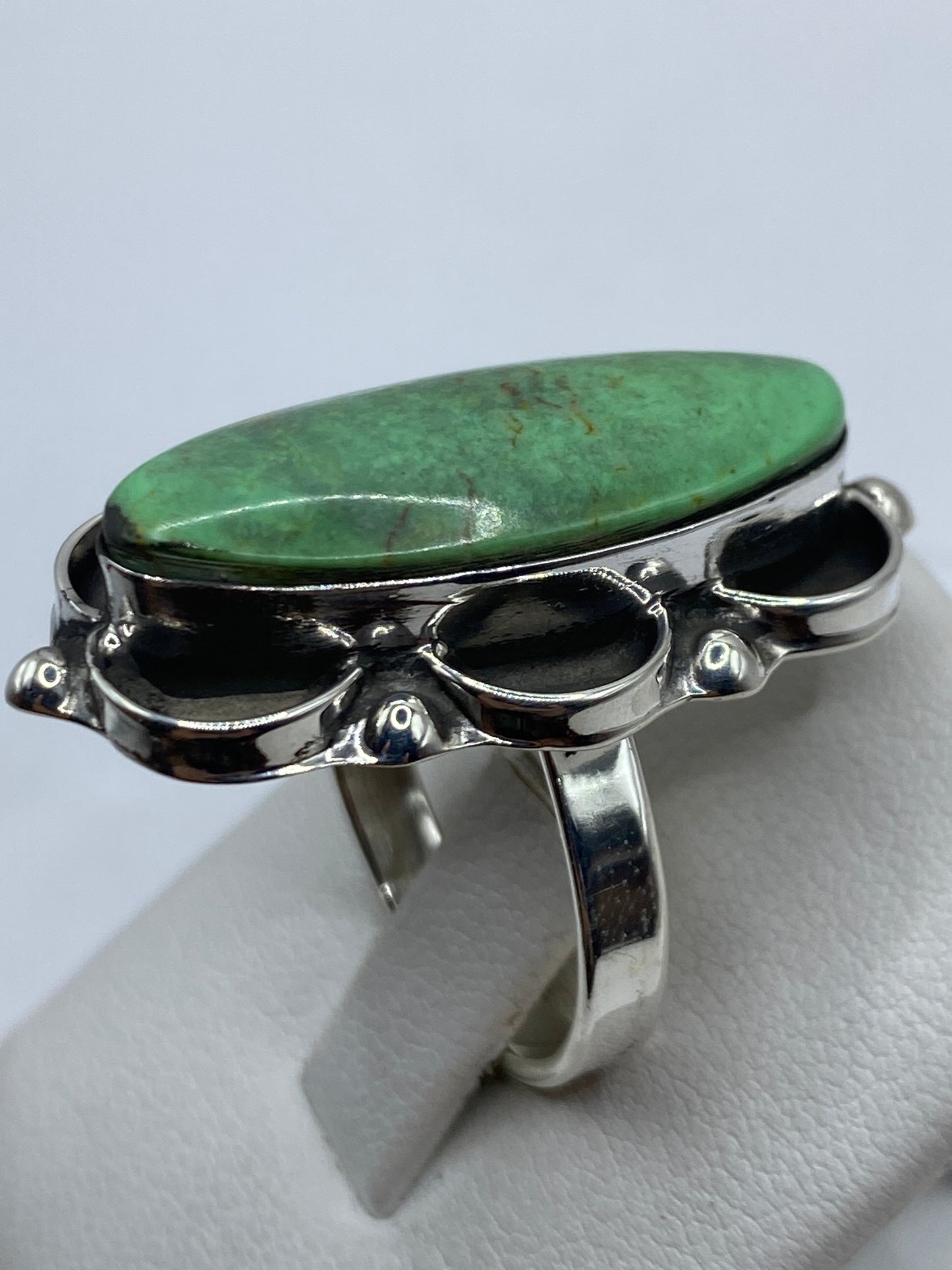 Detalle frontal de la malaquita verde con patrones naturales en marco de plata