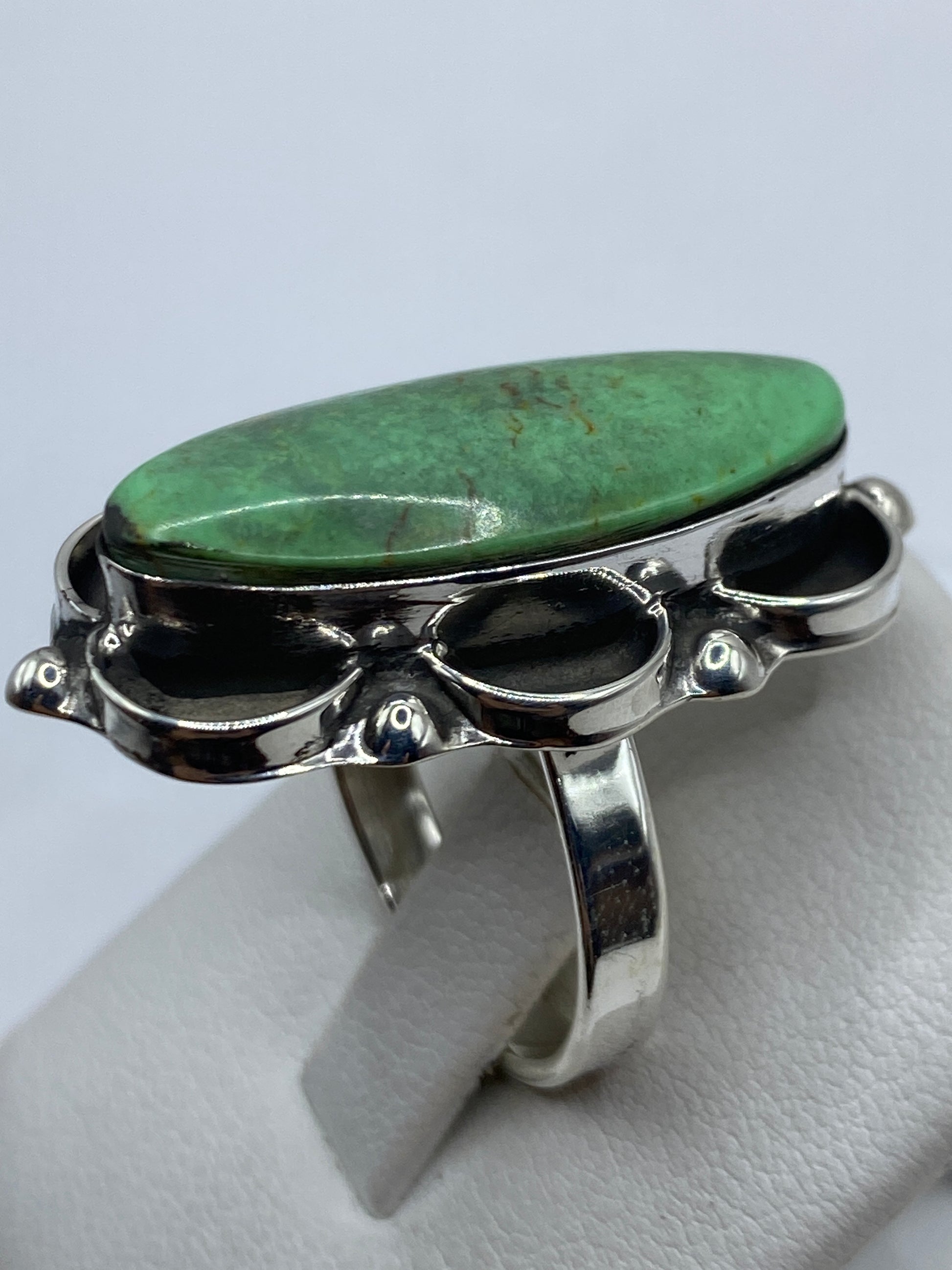 Detalle frontal de la malaquita verde con patrones naturales en marco de plata