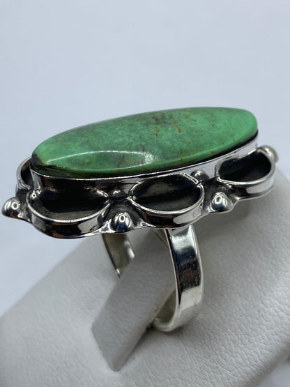 Detalle frontal de la malaquita verde con patrones naturales en marco de plata