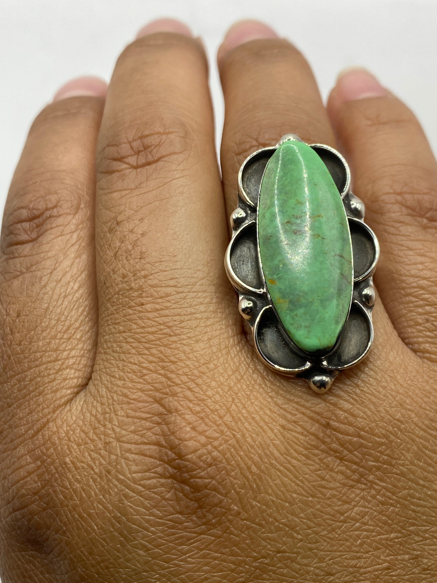 Anillo ajustable sobre fondo gris mostrando el sello 925 MEXICO
