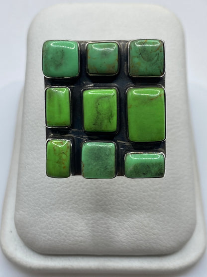 Anillo de plata ajustable con nueve piedras verdes engastadas en plata de Taxco