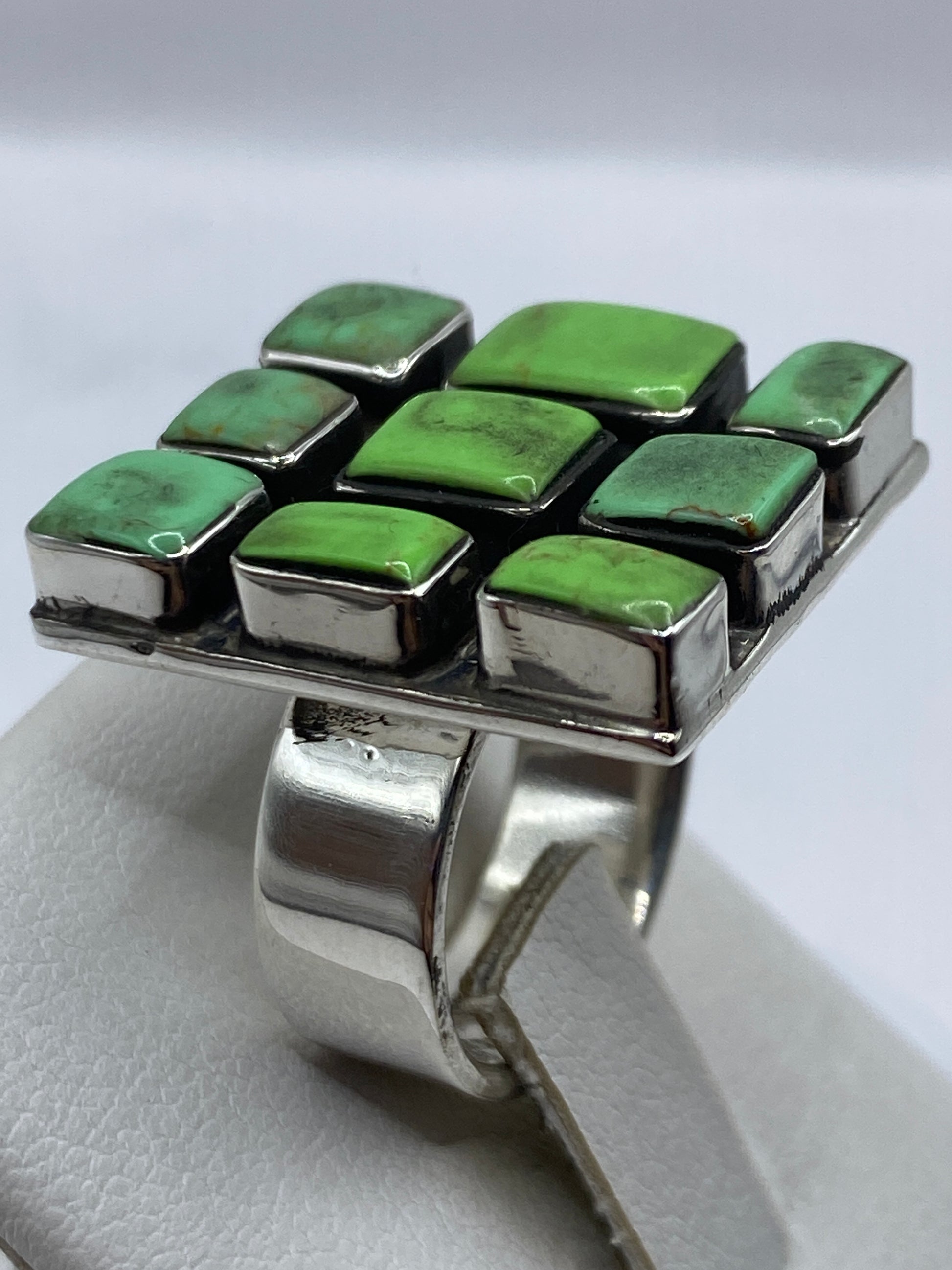 Detalle de las piedras verdes naturales en el engaste de plata