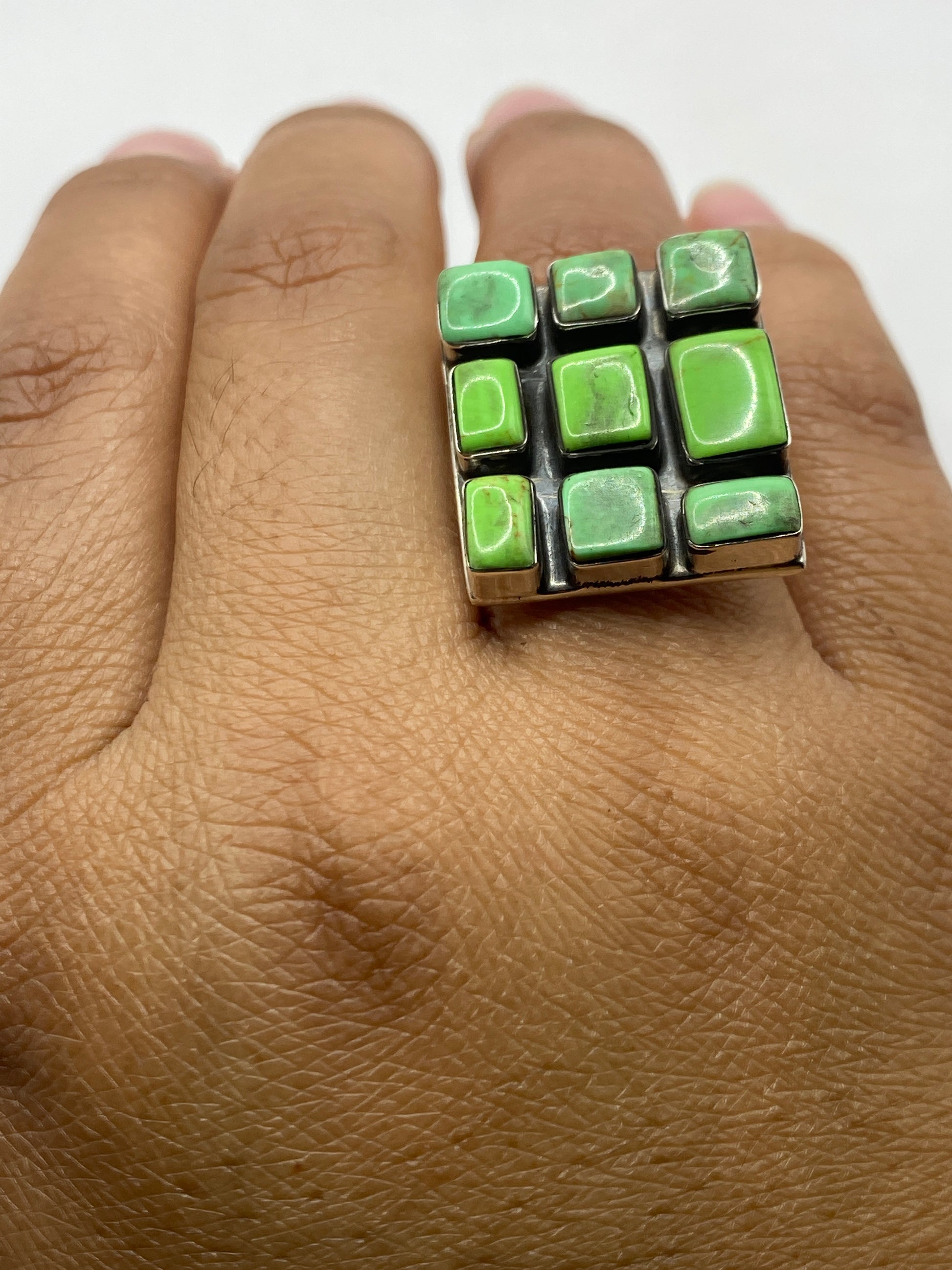 Anillo en dedo de mujer con sello 925 México visible en la banda interior