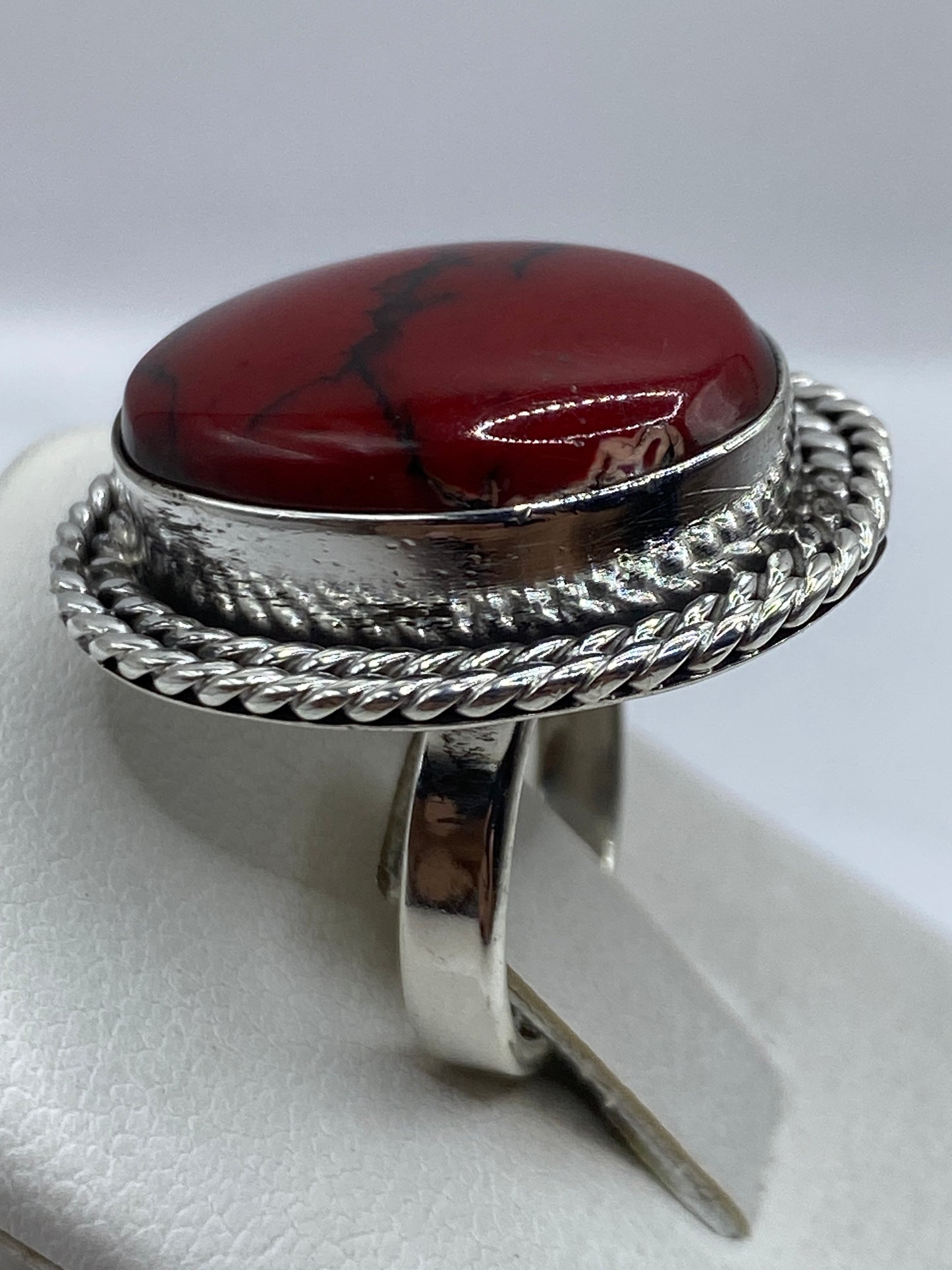 Detalle del engaste del coral rojo en plata, hecho a mano en Taxco