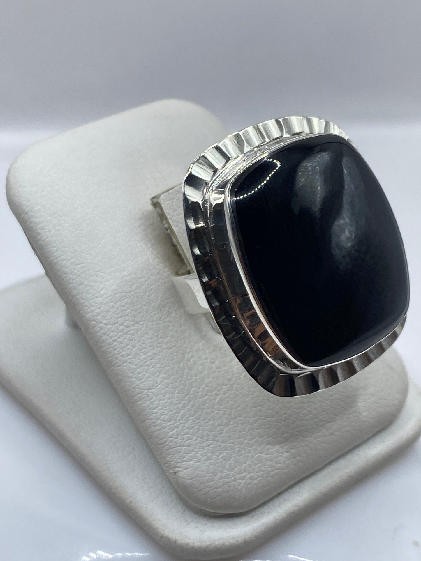 Vista lateral del anillo de plata .925 con piedra ónix negro pulido