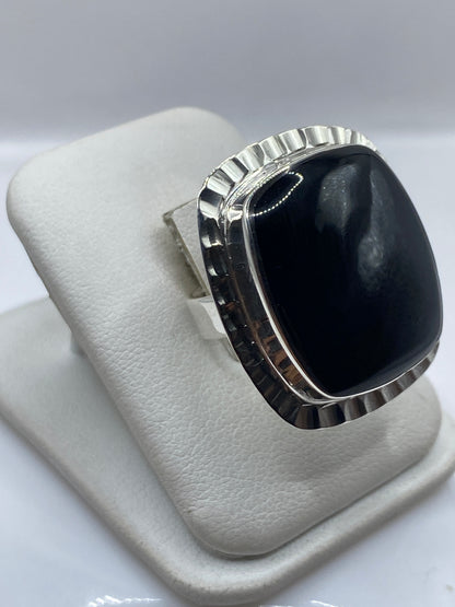 Vista lateral del anillo de plata .925 con piedra ónix negro pulido