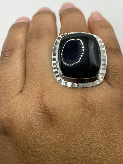 Detalle del sello 925 en la banda del anillo de Taxco con ónix negro