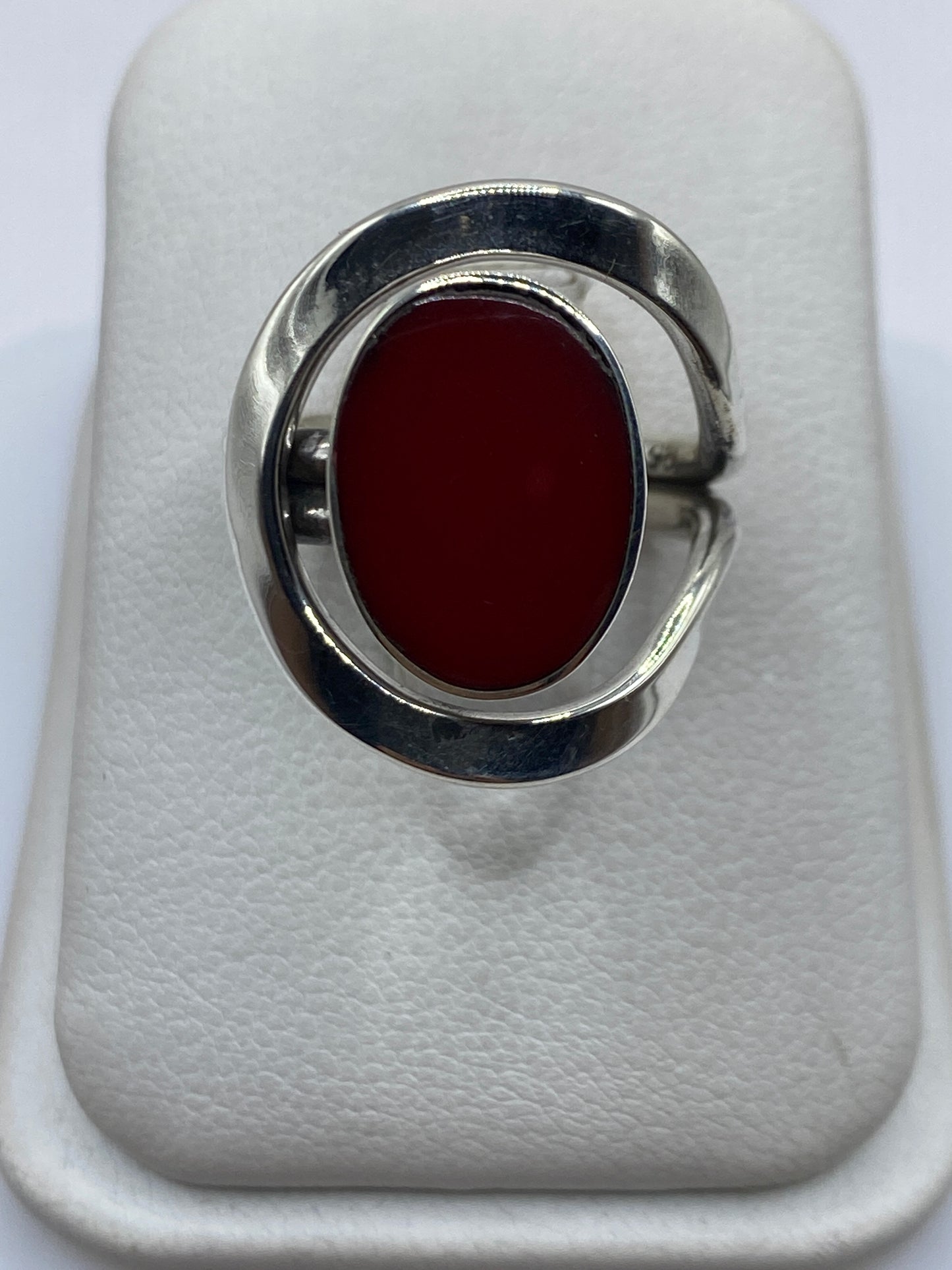 Anillo solitario de plata .925 con coral rojo natural ovalado engastado