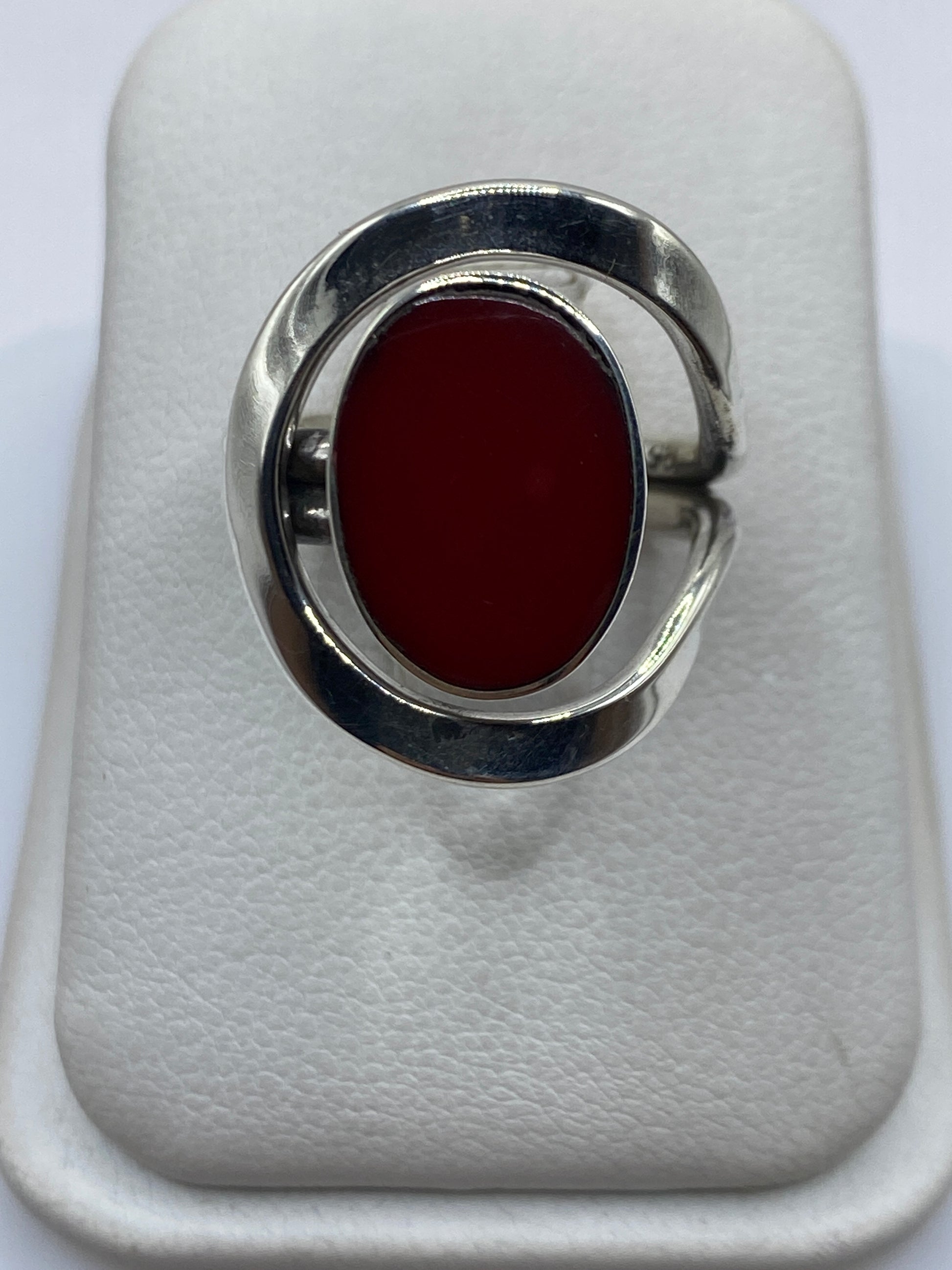 Anillo solitario de plata .925 con coral rojo natural ovalado engastado
