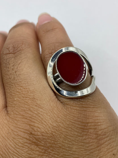 Anillo coral rojo sobre fondo blanco, vista superior con luz natural