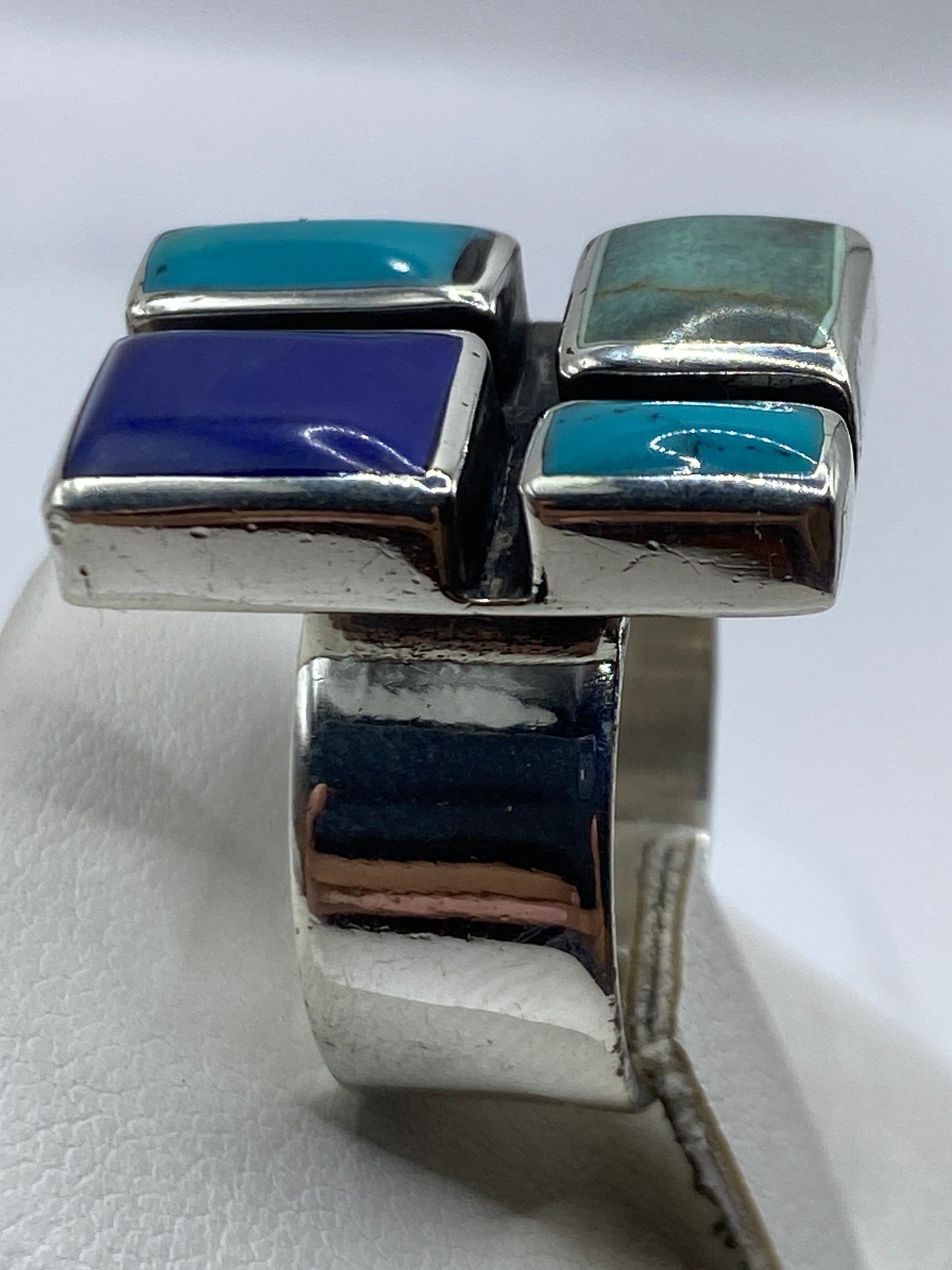 Detalle de la turquesa natural con vetas características en el anillo