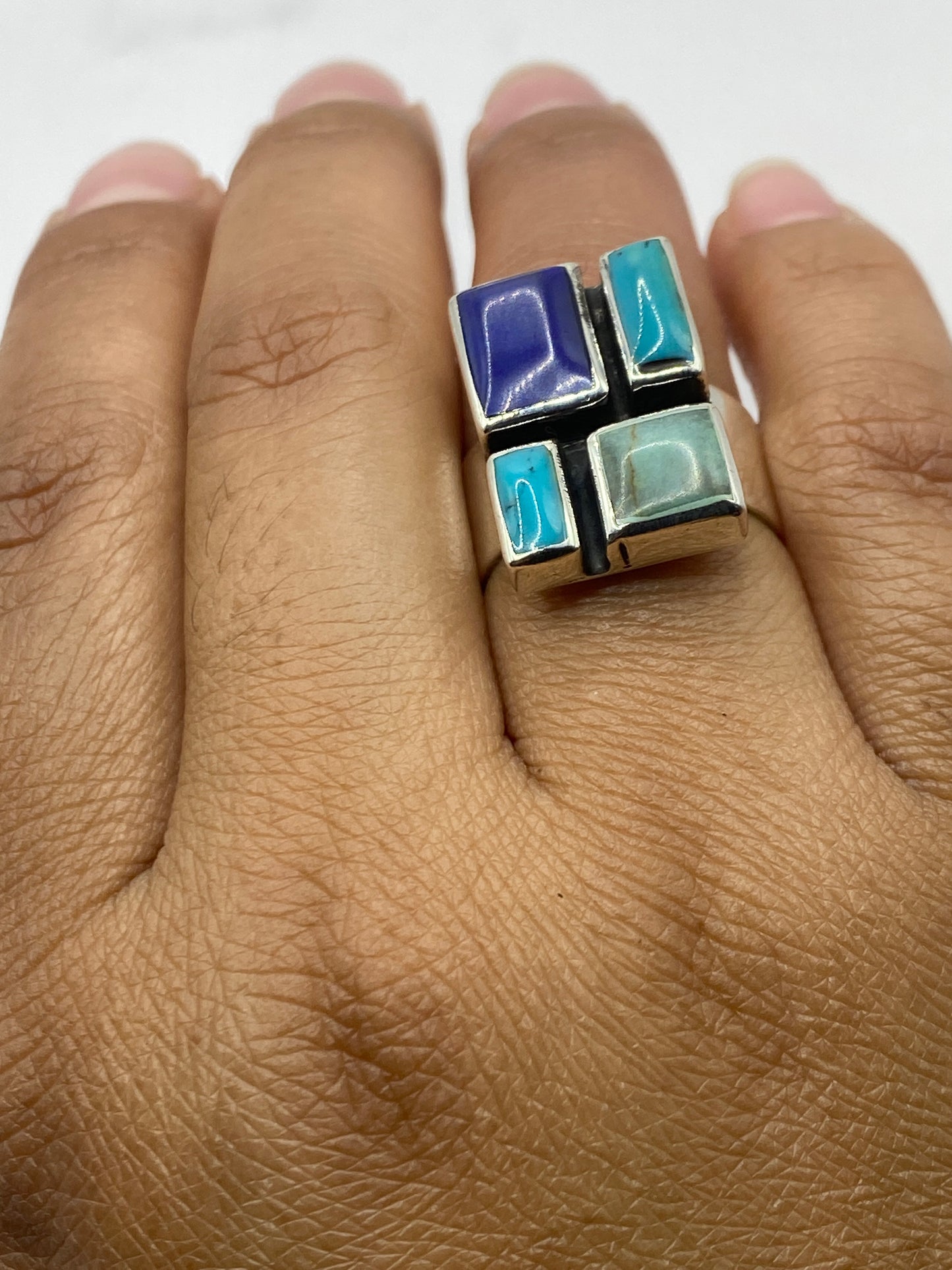 Anillo geométrico sobre fondo blanco con sello 925 visible en la banda